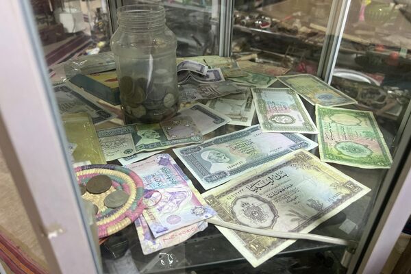 عاشق تراث حوّل بدروم منزله إلى متحف عاشق تراث حوّل بدروم منزله إلى متحف - سبوتنيك عربي