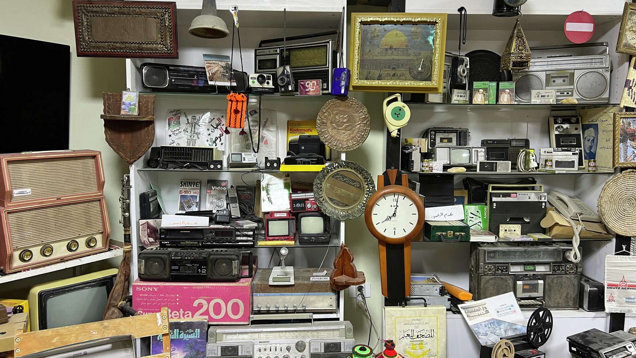 مفتاح بوغولة... عاشق تراث جعل من بدروم منزله متحفا يضم أكثر من 10 آلاف قطعة نادرة