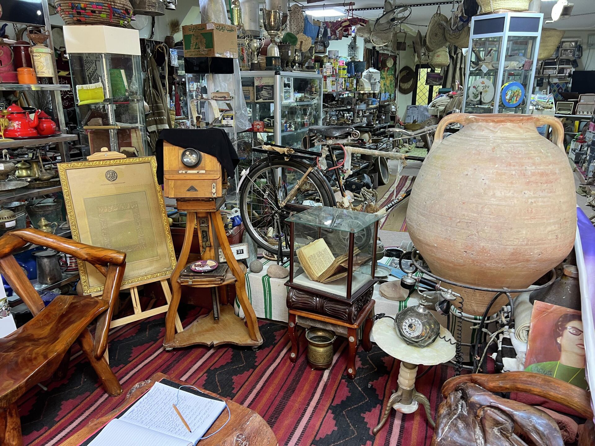 عاشق تراث حوّل بدروم منزله إلى متحف عاشق تراث حوّل بدروم منزله إلى متحف - سبوتنيك عربي, 1920, 06.11.2025