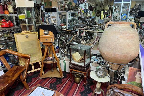 عاشق تراث حوّل بدروم منزله إلى متحف عاشق تراث حوّل بدروم منزله إلى متحف - سبوتنيك عربي