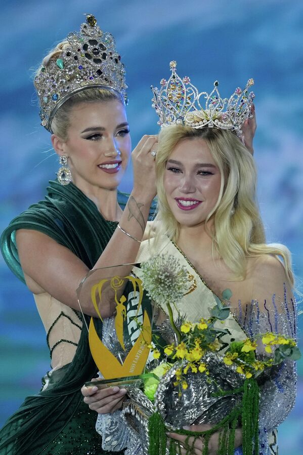 تتويج ناتالي بوسكينوفا، من التشيك، بلقب ملكة جمال الأرض عام 2025، على يد ملكة جمال الأرض 2024، جيسيكا لين. - سبوتنيك عربي