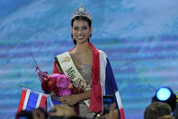 تتويج واري نجامكام من تايلاند، في مسابقة ملكة جمال الأرض لعام 2025.  - سبوتنيك عربي