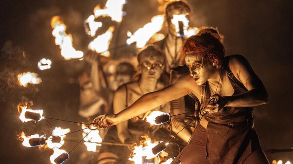 Артисты на огненном фестивале Самуинн в Калтон-Хилл, Шотландия - سبوتنيك عربي