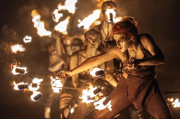 من مهرجان سامهوين للنار في كالتون هيل-إدنبرة. يجسّد المهرجان إعادة تصور عصرية لمهرجان سلتي القديم، الذي يشير إلى نهاية الصيف وبداية الشتاء. - سبوتنيك عربي