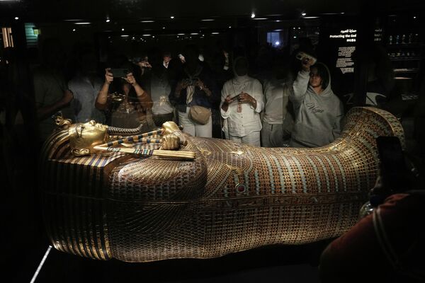 من الافتتاح الرسمي للمتحف المصري الكبير في الجيزة ويظهر في الصورة تابوت الملك توت عنخ آمون. - سبوتنيك عربي