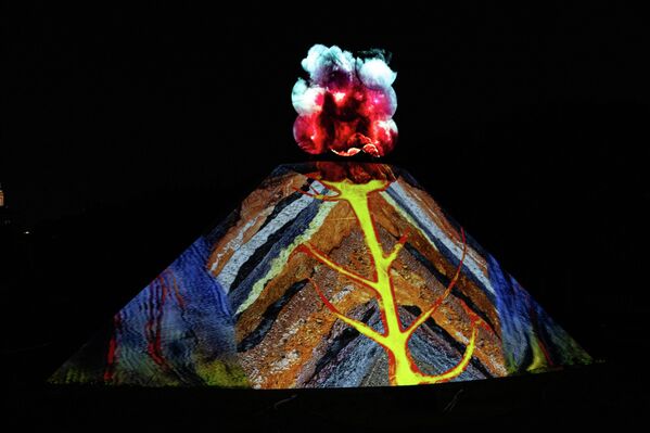 مهرجان الضوء &quot;أضواء الطبيعة - في الطريق إلى الإضاءة&quot;.تُبرز التركيبات الضوئية توهج الثورات البركانية وظواهر الضوء الحراري الأرضي، في حديقة النباتات، باريس، فرنسا. - سبوتنيك عربي