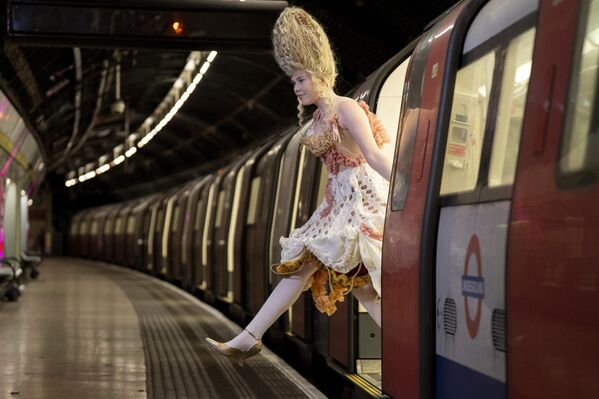 مصممون ناشئون من جامعة الفنون في لندن (UAL) يحتفلون بالشخصيات المميزة للأجبان الفرنسية، من خلال عرض أزياء جريء ومرح ومبتكر، يضم هذا العرض الحصري 15 جبنًا فرنسيًا مُجسّدًا كقطع أزياء وإكسسوارات. - سبوتنيك عربي