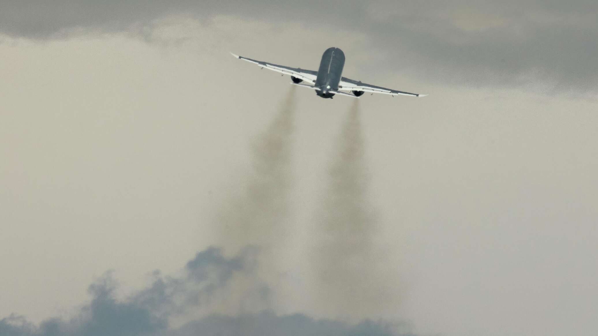 طائرة "سوبرجيت" الروسية تجتاز اختبار الماء... فيديو