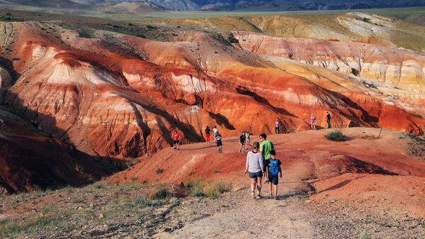 Туристы в долине Кызыл-Чин в Чуйской степи Республики Алтай - سبوتنيك عربي