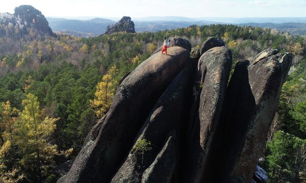 متسلق الصخور أندريه ديدوخ، البالغ من العمر 64 عامًا، عند صخرة بيريا في إقليم كراسنويارسك. ينتمي ديدوخ إلى جماعة "ستولبيست" غير الرسمية العريقة، وقد كرّس أكثر من 50 عامًا لصقل مهاراته في تسلق الصخور من دون حبال في منتزه ستولبي الوطني. متسلق الصخور أندريه ديدوخ، البالغ من العمر 64 عامًا، عند صخرة بيريا في إقليم كراسنويارسك. ينتمي ديدوخ إلى جماعة "ستولبيست" غير الرسمية العريقة، وقد كرّس أكثر من 50 عامًا لصقل مهاراته في تسلق الصخور من دون حبال في منتزه ستولبي الوطني. - سبوتنيك عربي