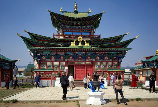 قصر بانديتو خامبو لاما إيتيجيلوف في داتسان إيفولجينسكي "خامبين خوري" في بورياتيا. قصر بانديتو خامبو لاما إيتيجيلوف في داتسان إيفولجينسكي "خامبين خوري" في بورياتيا. - سبوتنيك عربي