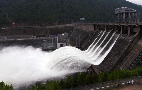 تم إطلاق المياه من محطة كراسنويارسك للطاقة الكهرومائية، حيث فُتحت البوابة الرابعة للمفيض الخارجي، ووصل معدل التدفق إلى 7000 متر مكعب في الثانية. وهذا أول إطلاق مياه خامل منذ عام 2010 بسبب خطر حدوث فيضانات عارمة في نهر ينيسي، نتيجةً لتراكم كميات كبيرة من الثلوج في الجبال وهطول أمطار غزيرة في مايو. تم إطلاق المياه من محطة كراسنويارسك للطاقة الكهرومائية، حيث فُتحت البوابة الرابعة للمفيض الخارجي، ووصل معدل التدفق إلى 7000 متر مكعب في الثانية. وهذا أول إطلاق مياه خامل منذ عام 2010 بسبب خطر حدوث فيضانات عارمة في نهر ينيسي، نتيجةً لتراكم كميات كبيرة من الثلوج في الجبال وهطول أمطار غزيرة في مايو. - سبوتنيك عربي