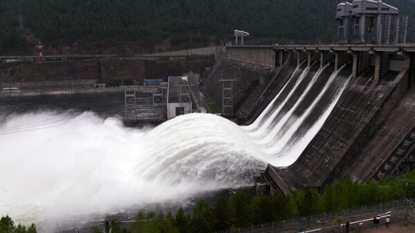 تم إطلاق المياه من محطة كراسنويارسك للطاقة الكهرومائية، حيث فُتحت البوابة الرابعة للمفيض الخارجي، ووصل معدل التدفق إلى 7000 متر مكعب في الثانية. وهذا أول إطلاق مياه خامل منذ عام 2010 بسبب خطر حدوث فيضانات عارمة في نهر ينيسي، نتيجةً لتراكم كميات كبيرة من الثلوج في الجبال وهطول أمطار غزيرة في مايو. - سبوتنيك عربي