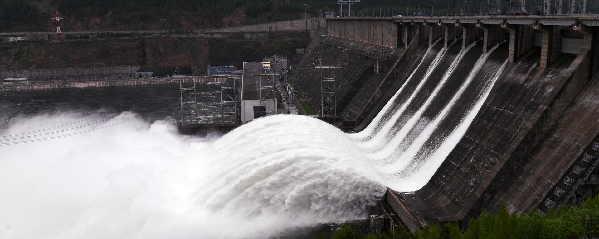 تم إطلاق المياه من محطة كراسنويارسك للطاقة الكهرومائية، حيث فُتحت البوابة الرابعة للمفيض الخارجي، ووصل معدل التدفق إلى 7000 متر مكعب في الثانية. وهذا أول إطلاق مياه خامل منذ عام 2010 بسبب خطر حدوث فيضانات عارمة في نهر ينيسي، نتيجةً لتراكم كميات كبيرة من الثلوج في الجبال وهطول أمطار غزيرة في مايو. - سبوتنيك عربي, 1920, 09.11.2025