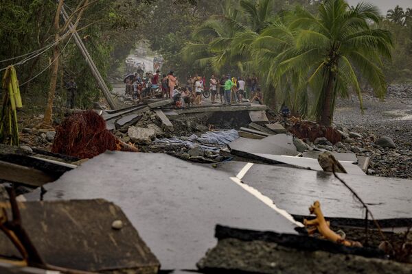 خلال قيام سكان ديباكولاو في الفلبين، بتفقد طريق سريع دمره إعصار &quot;فونغ-وونغ&quot; - سبوتنيك عربي