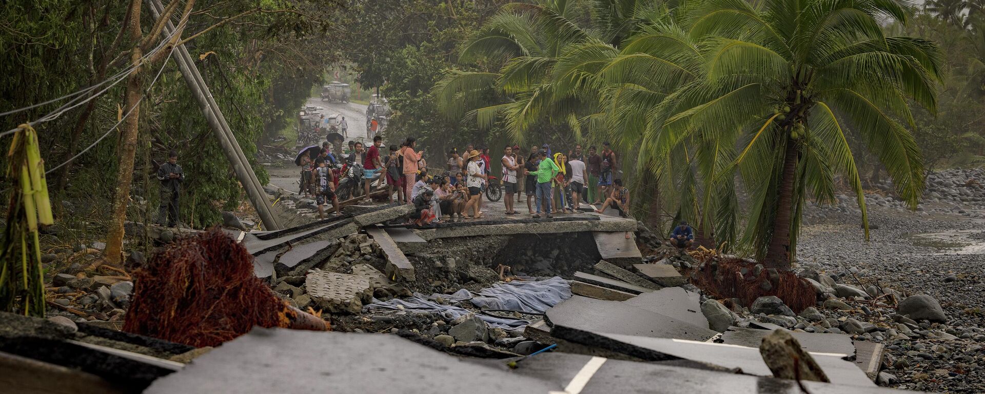 Жители осматривают шоссе, разрушенное во время супертайфуна Фунг-вонг в Дипакулао, провинция Аврора, Филиппины Жители осматривают шоссе, разрушенное во время супертайфуна Фунг-вонг в Дипакулао, провинция Аврора, Филиппины - سبوتنيك عربي, 1920, 10.11.2025