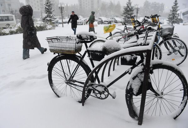 صورة توثق تراكم الثلوج على الطرقات في نوفوسيبيرسك. - سبوتنيك عربي