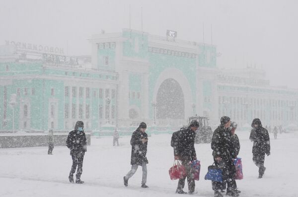مجموعة من الأشخاص يتوجهون إلى أعمالهم أثناء تساقط الثلوج في نوفوسيبيرسك. - سبوتنيك عربي