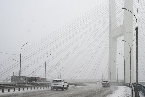 حركة مرور السيارات طبيعية في  نوفوسيبيرسك التي تشهد تساقطا كثيفا للثلوج. - سبوتنيك عربي