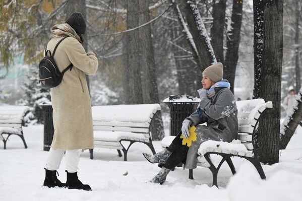 فتاتان تلتقطان الصور في ساحة بيرفومايسكي أثناء تساقط الثلوج في نوفوسيبيرسك. - سبوتنيك عربي