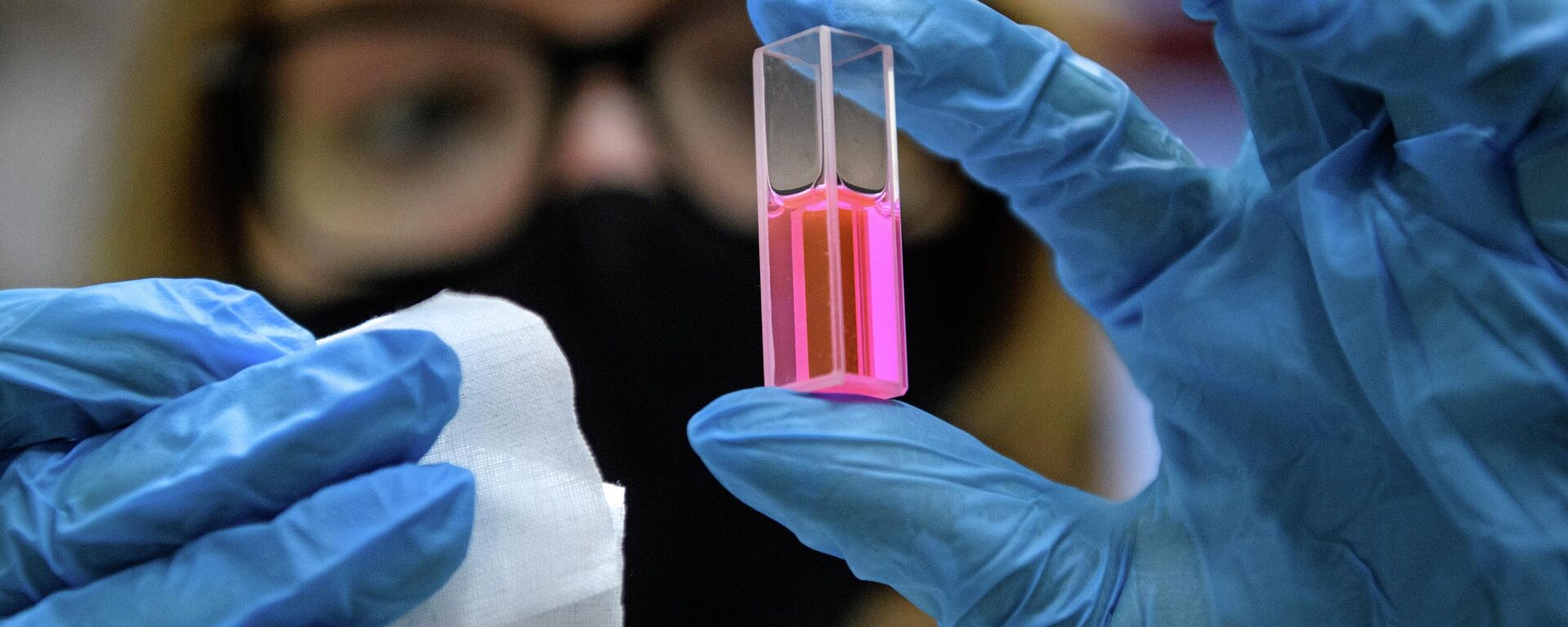 أنبوب اختبار في مختبر الفيزياء الضوئية والكيمياء الضوئية للجزيئات في المعهد السيبيري للفيزياء والتكنولوجيا - سبوتنيك عربي, 1920, 10.11.2025