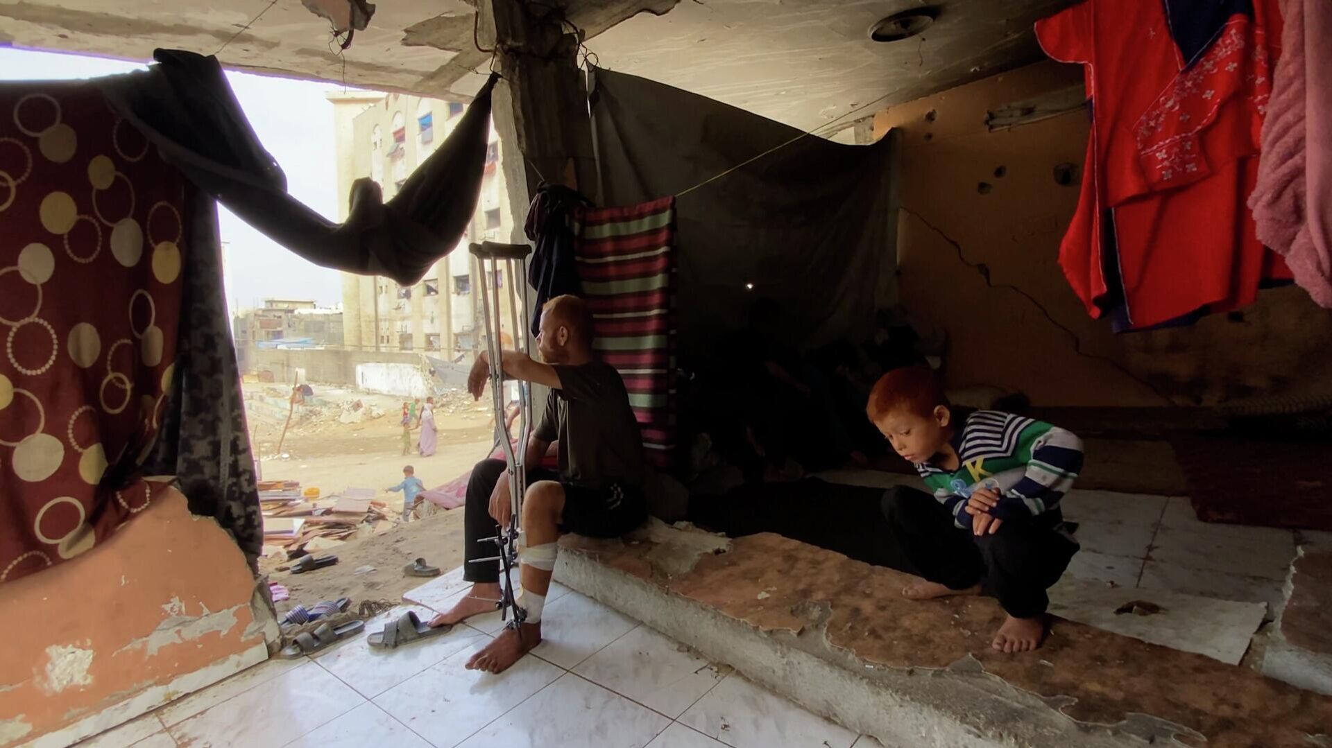 عائلات شمالي غزة تصارع الدمار والجوع والموت تحت ركام المنازل أملا في الحياة - سبوتنيك عربي, 1920, 10.11.2025