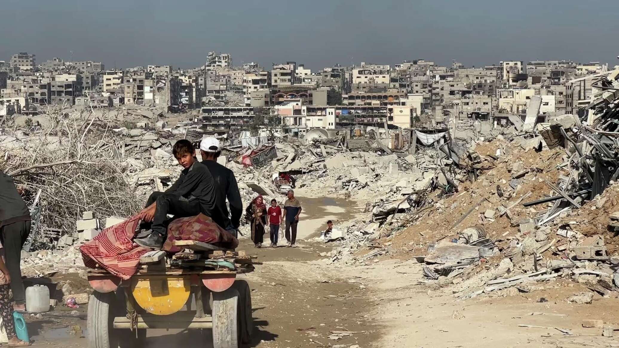 عائلات شمالي غزة تصارع الدمار والجوع والموت تحت ركام المنازل أملا في الحياة