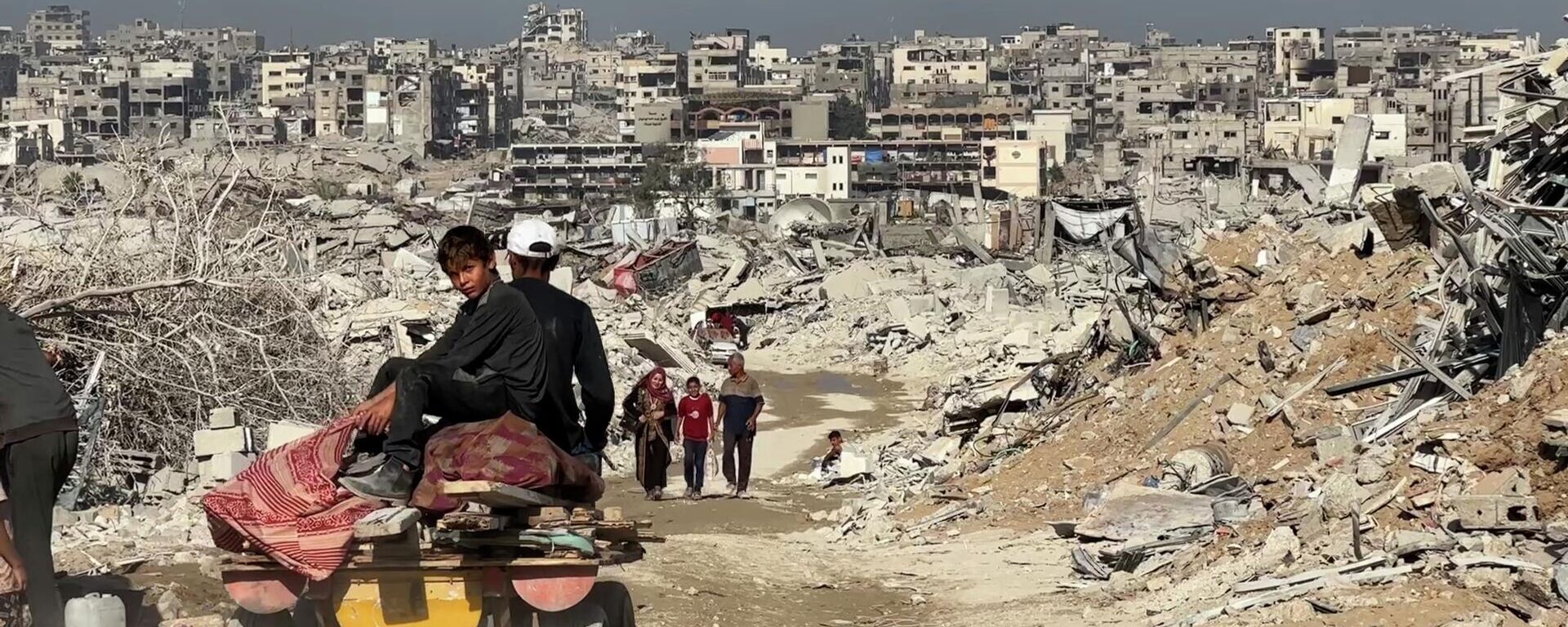 عائلات شمالي غزة تصارع الدمار والجوع والموت تحت ركام المنازل أملا في الحياة - سبوتنيك عربي, 1920, 13.11.2025