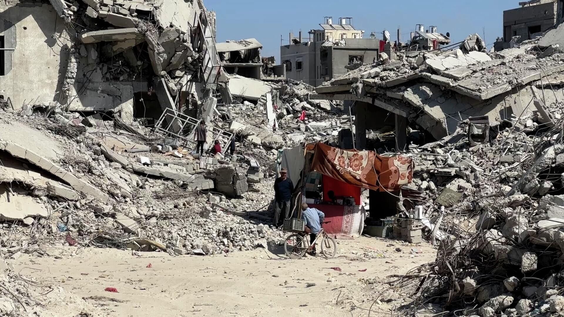 عائلات شمالي غزة تصارع الدمار والجوع والموت تحت ركام المنازل أملا في الحياة - سبوتنيك عربي, 1920, 10.11.2025