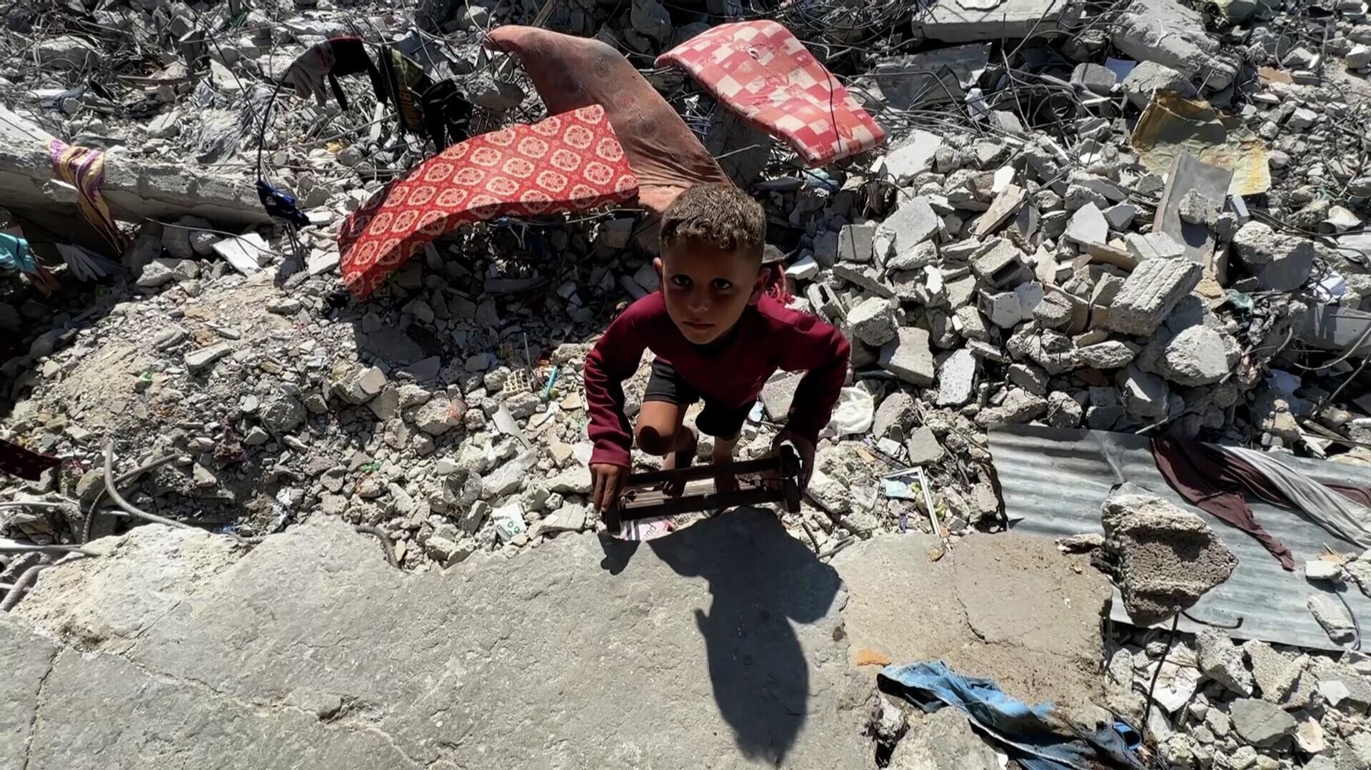 عائلات شمالي غزة تصارع الدمار والجوع والموت تحت ركام المنازل أملا في الحياة - سبوتنيك عربي, 1920, 10.11.2025