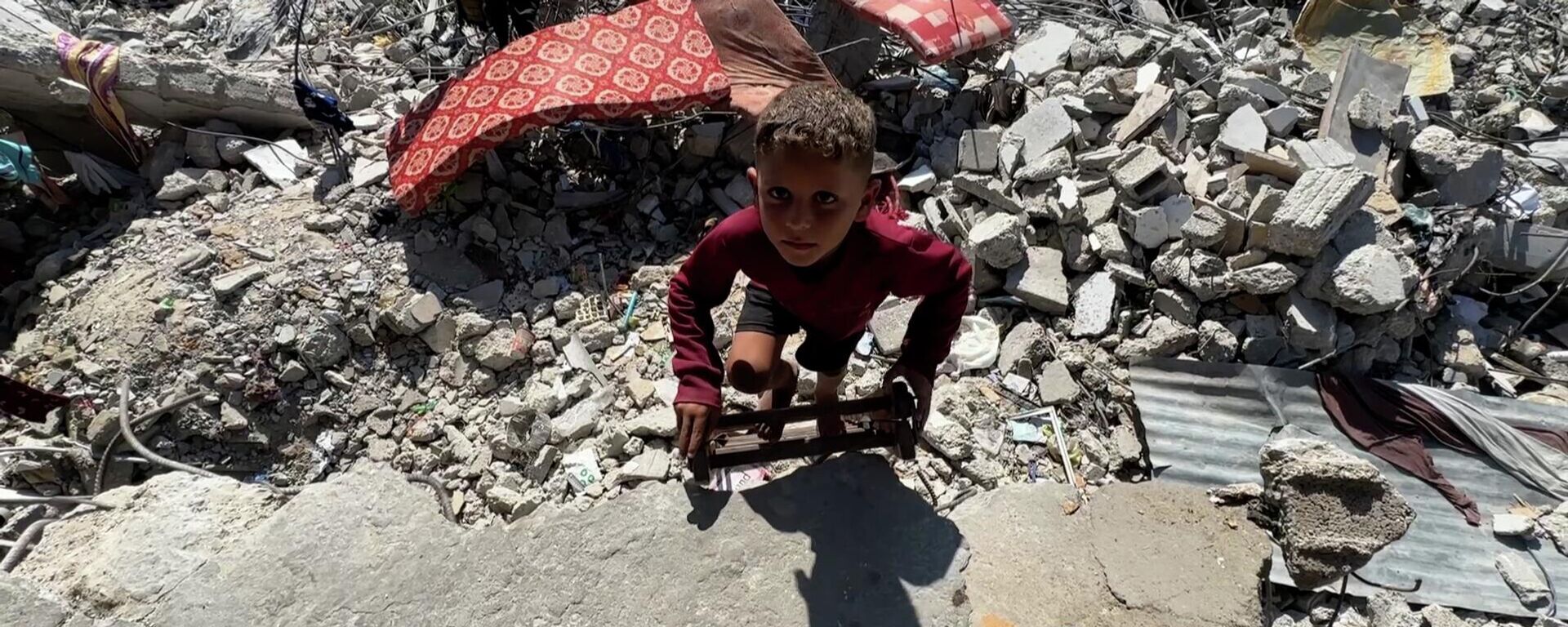 عائلات شمالي غزة تصارع الدمار والجوع والموت تحت ركام المنازل أملا في الحياة - سبوتنيك عربي, 1920, 13.12.2025