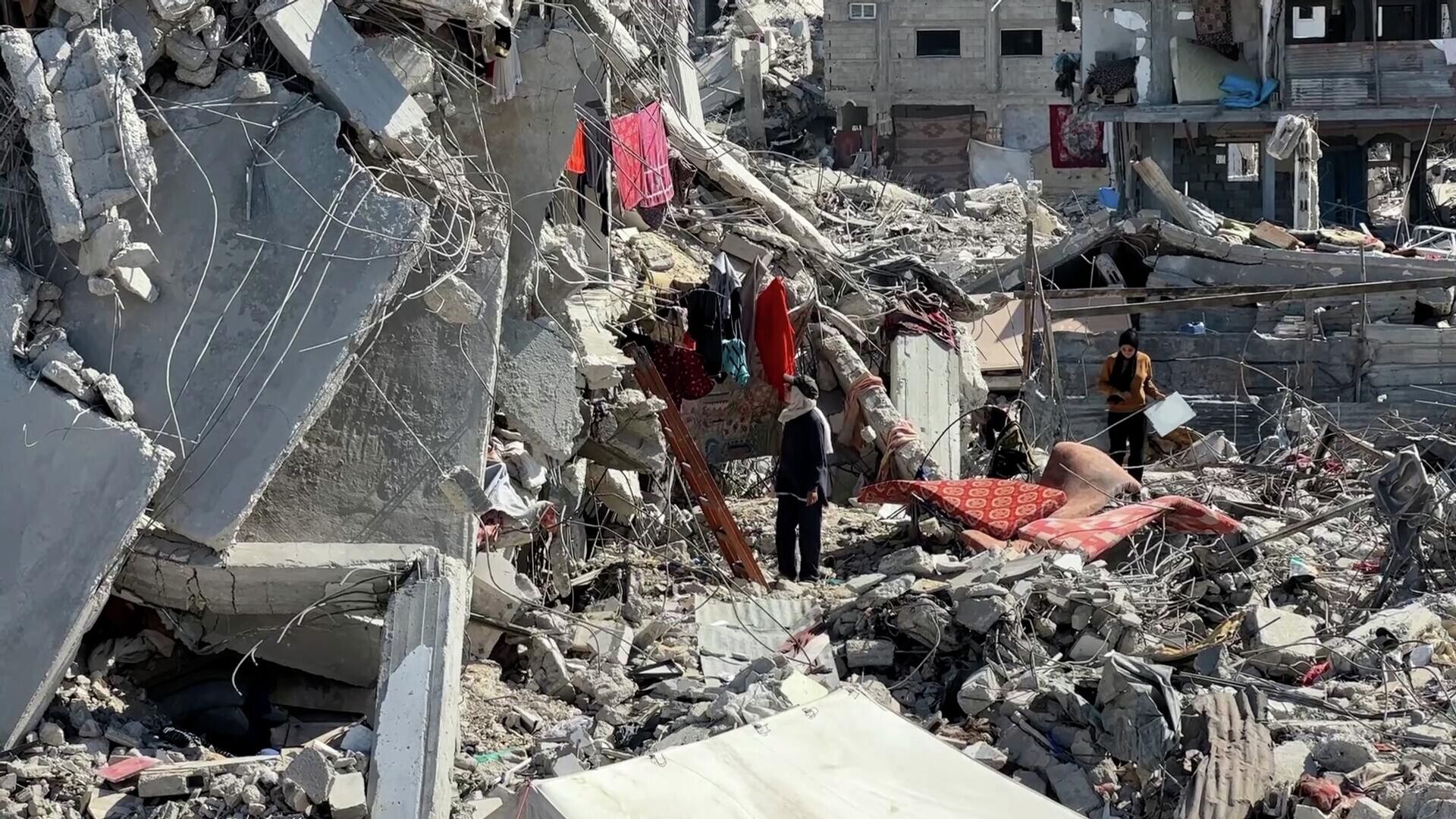 عائلات شمالي غزة تصارع الدمار والجوع والموت تحت ركام المنازل أملا في الحياة - سبوتنيك عربي, 1920, 10.11.2025