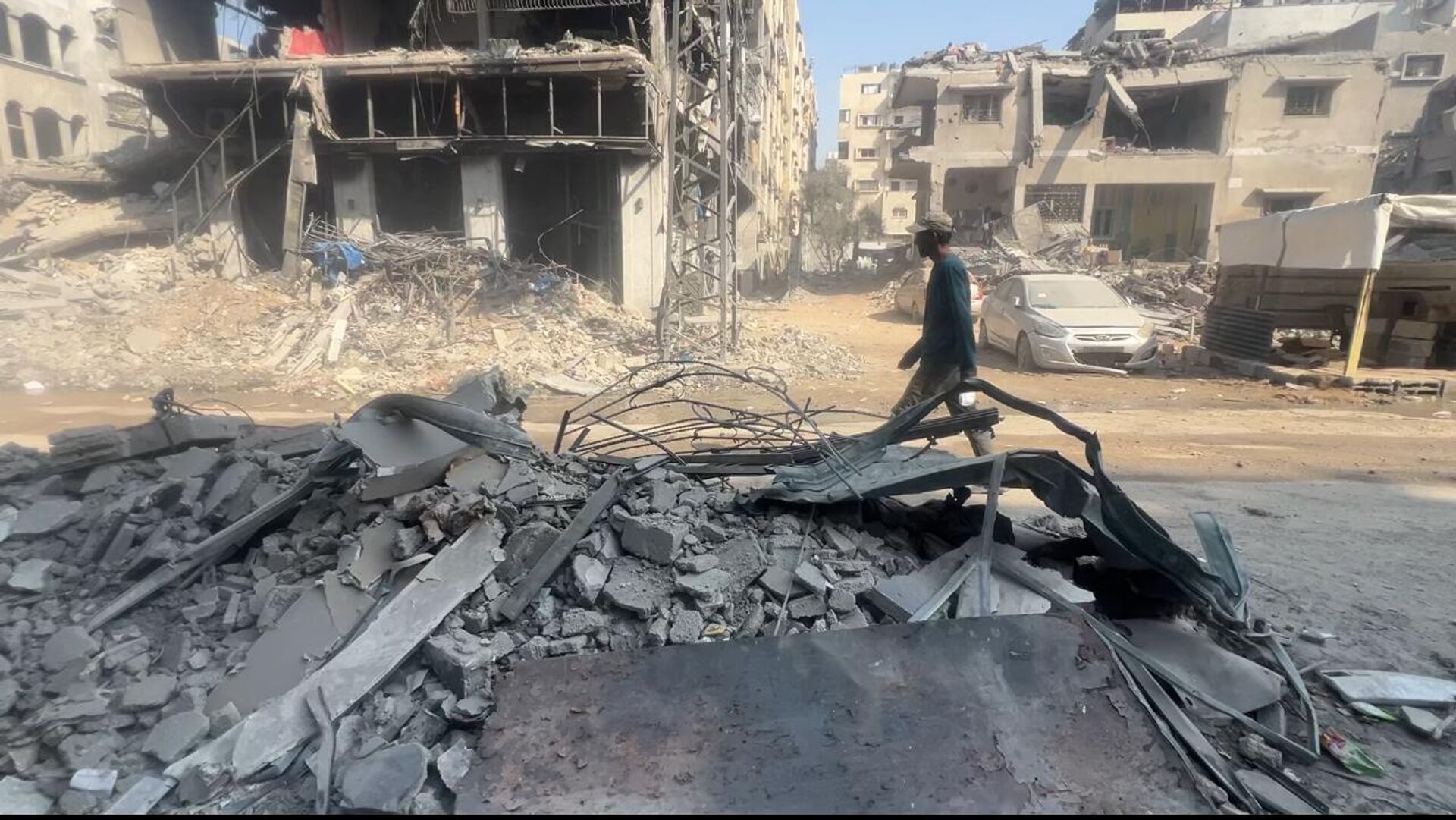 عائلات شمالي غزة تصارع الدمار والجوع والموت تحت ركام المنازل أملا في الحياة - سبوتنيك عربي, 1920, 10.11.2025