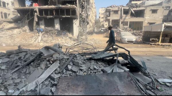 عائلات شمالي غزة تصارع الدمار والجوع والموت تحت ركام المنازل أملا في الحياة - سبوتنيك عربي