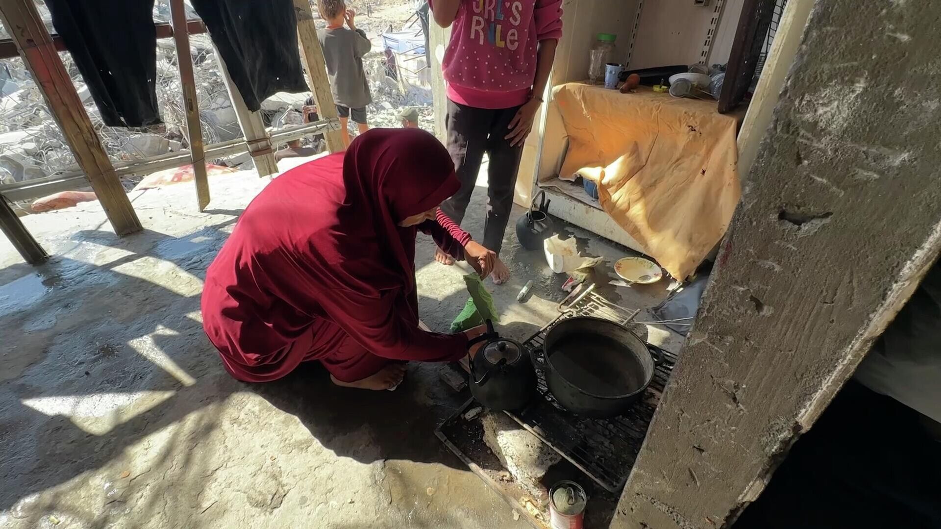 عائلات شمالي غزة تصارع الدمار والجوع والموت تحت ركام المنازل أملا في الحياة - سبوتنيك عربي, 1920, 10.11.2025