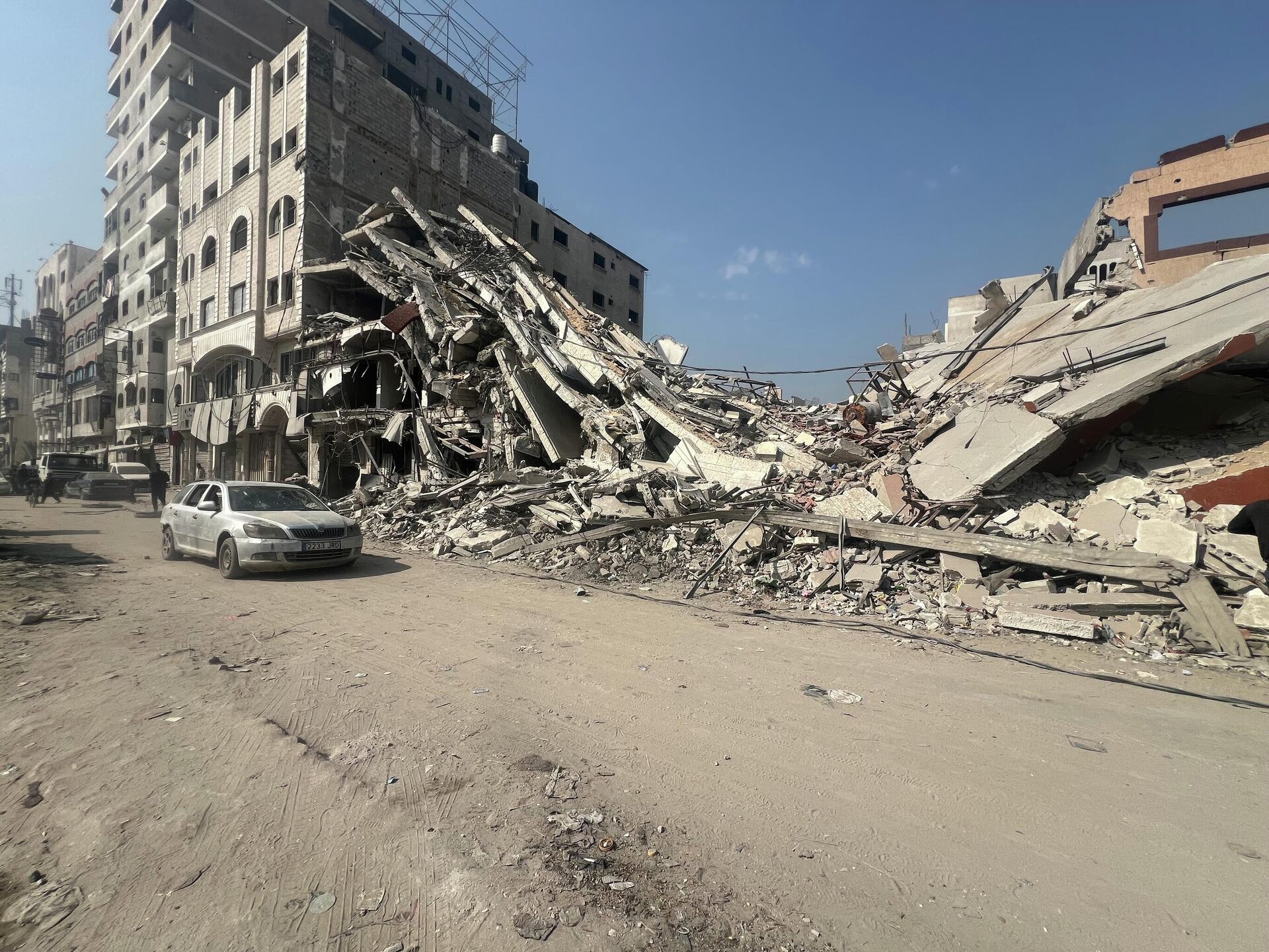 عائلات شمالي غزة تصارع الدمار والجوع والموت تحت ركام المنازل أملا في الحياة - سبوتنيك عربي, 1920, 10.11.2025