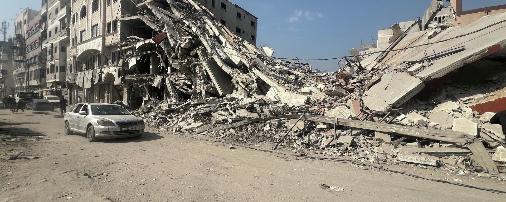 عائلات شمالي غزة تصارع الدمار والجوع والموت تحت ركام المنازل أملا في الحياة - سبوتنيك عربي, 1920, 06.12.2025