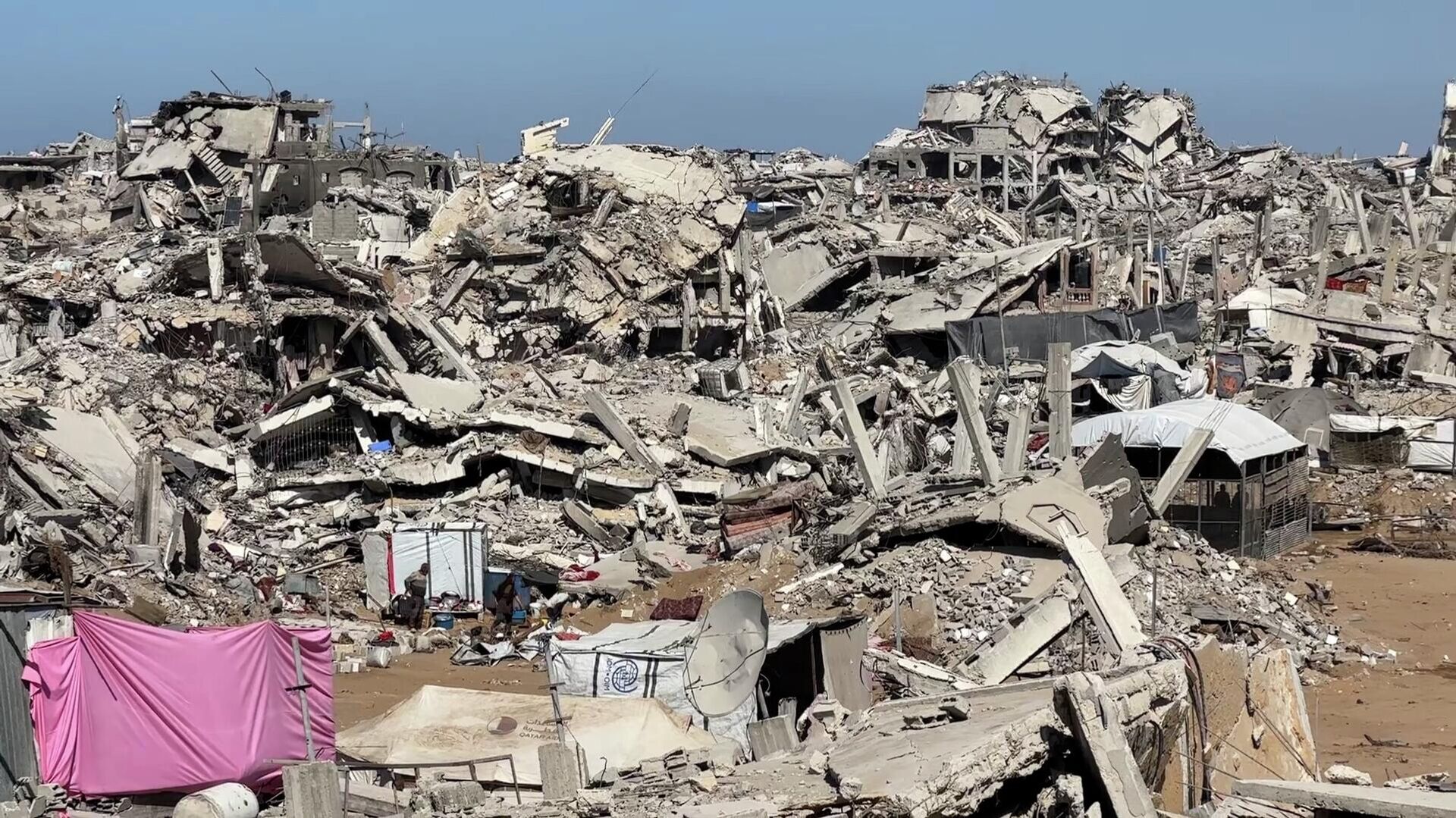 عائلات شمالي غزة تصارع الدمار والجوع والموت تحت ركام المنازل أملا في الحياة - سبوتنيك عربي, 1920, 10.11.2025