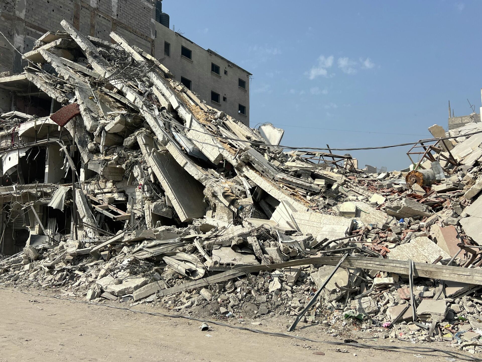 عائلات شمالي غزة تصارع الدمار والجوع والموت تحت ركام المنازل أملا في الحياة - سبوتنيك عربي, 1920, 10.11.2025