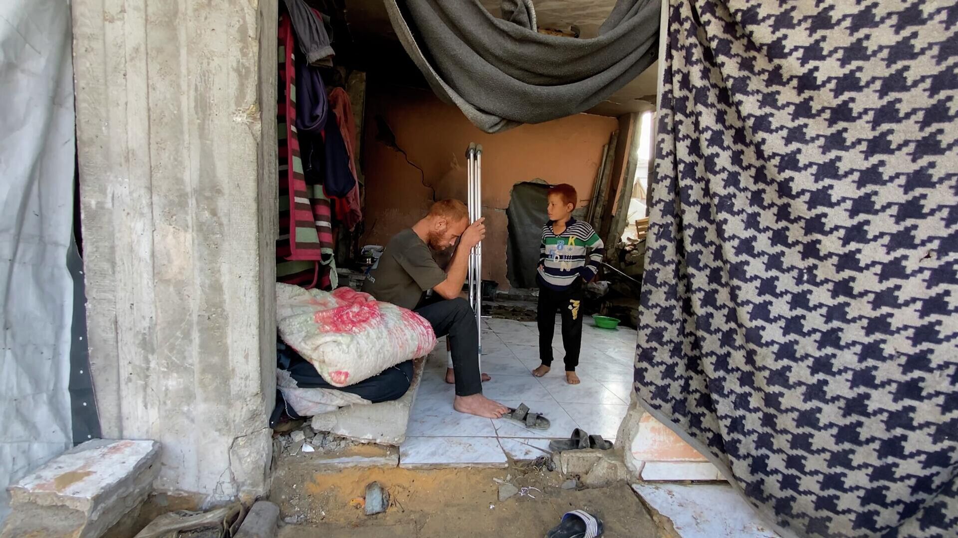 عائلات شمالي غزة تصارع الدمار والجوع والموت تحت ركام المنازل أملا في الحياة - سبوتنيك عربي, 1920, 10.11.2025