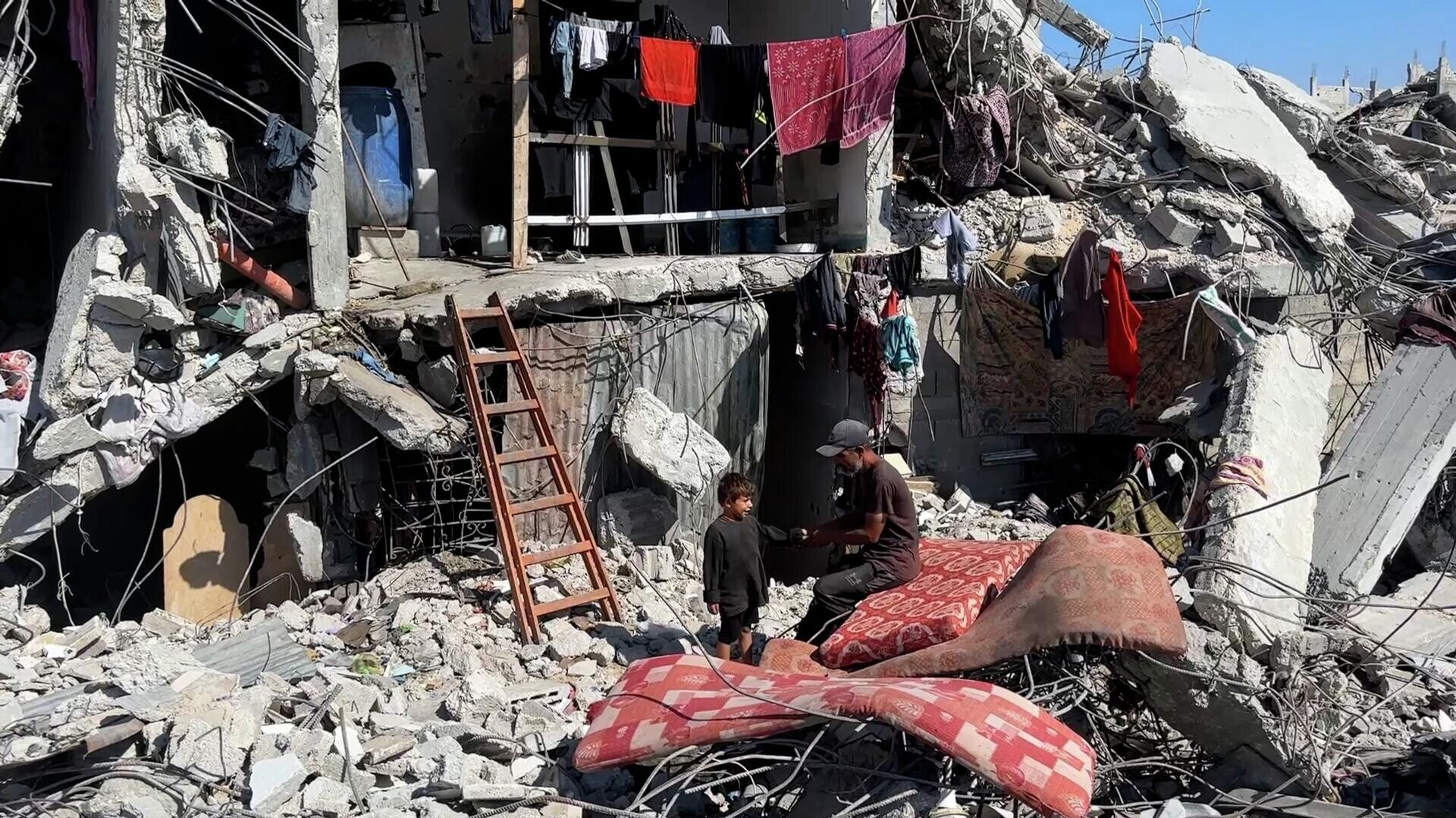 عائلات شمالي غزة تصارع الدمار والجوع والموت تحت ركام المنازل أملا في الحياة - سبوتنيك عربي, 1920, 10.11.2025