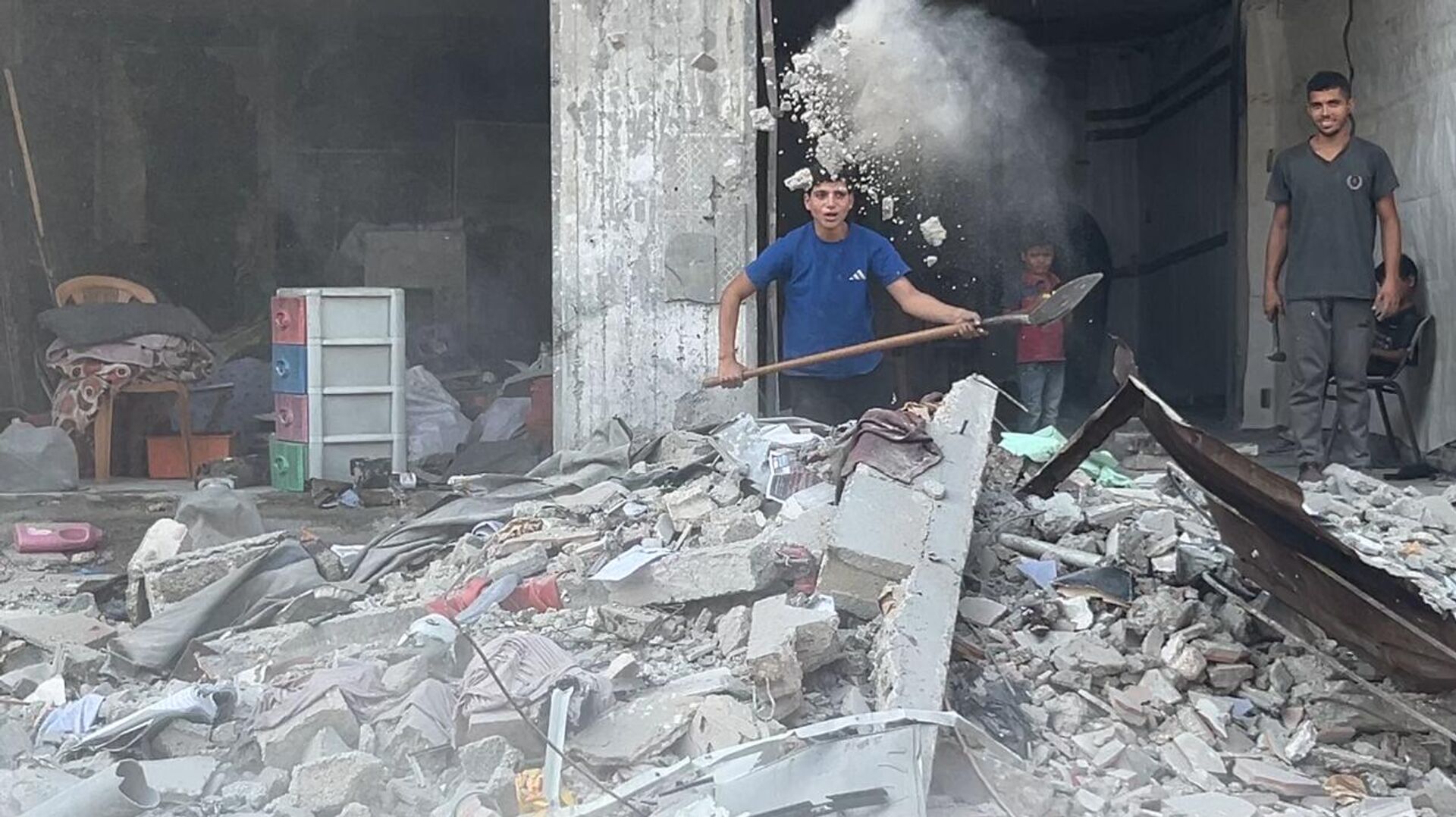 عائلات شمالي غزة تصارع الدمار والجوع والموت تحت ركام المنازل أملا في الحياة - سبوتنيك عربي, 1920, 10.11.2025