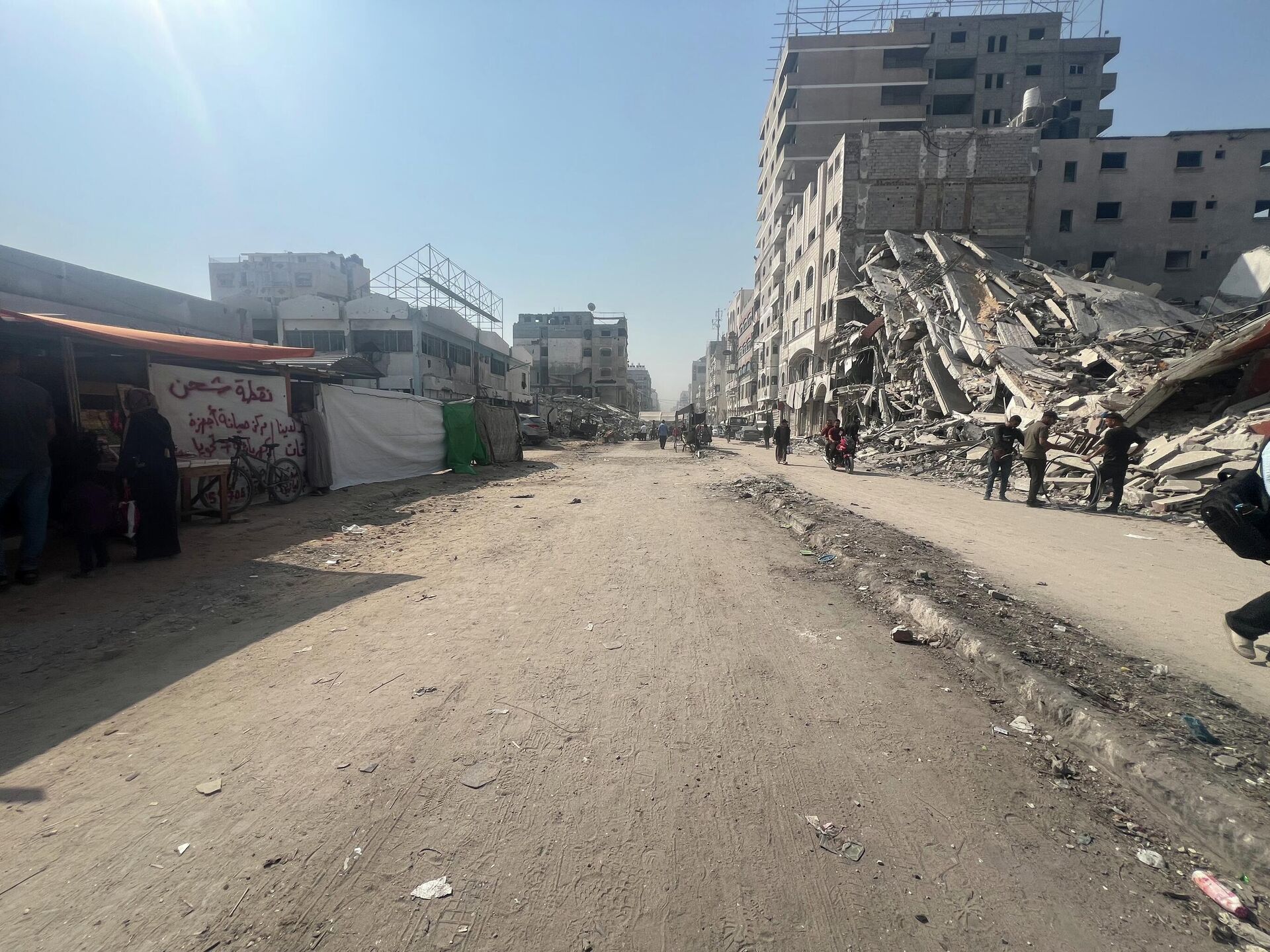 عائلات شمالي غزة تصارع الدمار والجوع والموت تحت ركام المنازل أملا في الحياة - سبوتنيك عربي, 1920, 10.11.2025