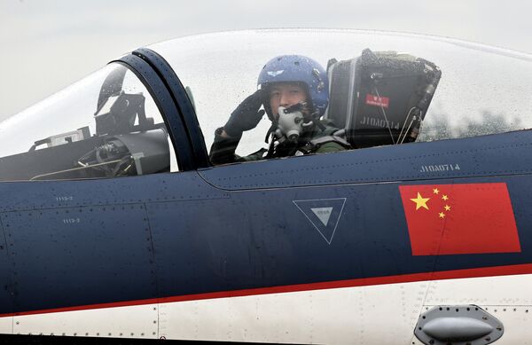  طيار في طائرة مقاتلة من &quot;طراز J-10&quot;  يُحيي القوات الجوية خلال عرض تشانغتشون الجوي لعام 2022 في مطار تشانغتشون دافانغشين. - سبوتنيك عربي