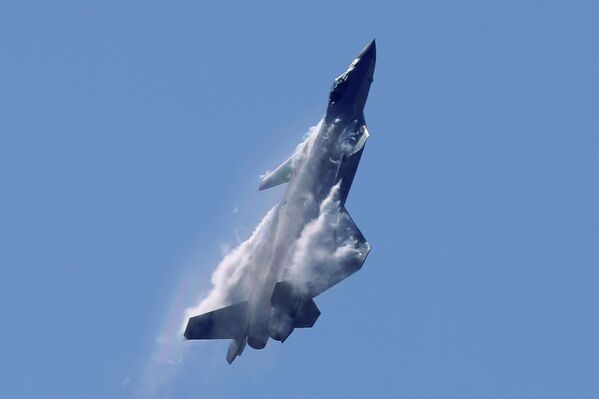 طائرة مقاتلة شبحية من طراز &quot;J-20&quot; تابعة لجيش التحرير الشعبي الصيني تقدم عرضًا خلال معرض الصين الدولي 12 للطيران والفضاء، المعروف أيضًا باسم معرض الصين الجوي 2018. - سبوتنيك عربي