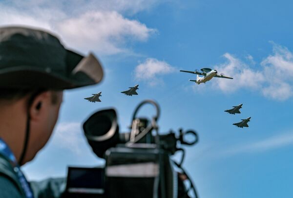 أحد المصورين يلتقط صورًا لطائرات الإنذار المبكر &quot;KJ-500 &quot;ومقاتلات &quot;J-20&quot; أثناء تدريب طيران استعدادًا لمعرض تشانغتشون الجوي لعام 2025 في تشانغتشون. - سبوتنيك عربي