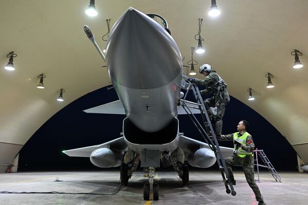  مقاتلة &quot;J-10C&quot; التابعة لسلاح الجو الصيني تستعد للمشاركة في التدريب الجوي المشترك بين الصين ومصر، المسمى &quot;نسور الحضارة 2025&quot;، داخل قاعدة جوية  في مصر.  - سبوتنيك عربي