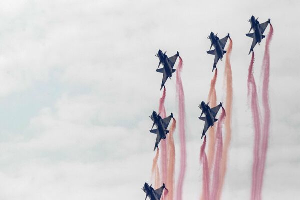 طائرات صنية تجري عرضًا بهلوانيًا في معرض الصين الجوي 2014 في تشوهاي. - سبوتنيك عربي