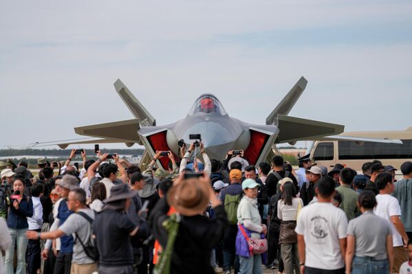  مقاتلة الشبح &quot;J-20&quot; تجذب الحشود خلال فعاليات اليوم المفتوح للطيران لعام 2025 لسلاح الجو لجيش التحرير الشعبي الصيني، ومعرض تشانغتشون الجوي، في تشانغتشون. - سبوتنيك عربي