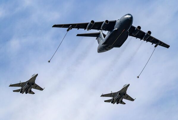  طائرة تزويد بالوقود من طراز &quot;YY-20A&quot;، وطائرات مقاتلة من طراز &quot;J-16&quot;، تحلق في السماء خلال عرض جوي ضمن فعاليات اليوم المفتوح للطيران التابع لسلاح جو جيش التحرير الشعبي الصيني. - سبوتنيك عربي